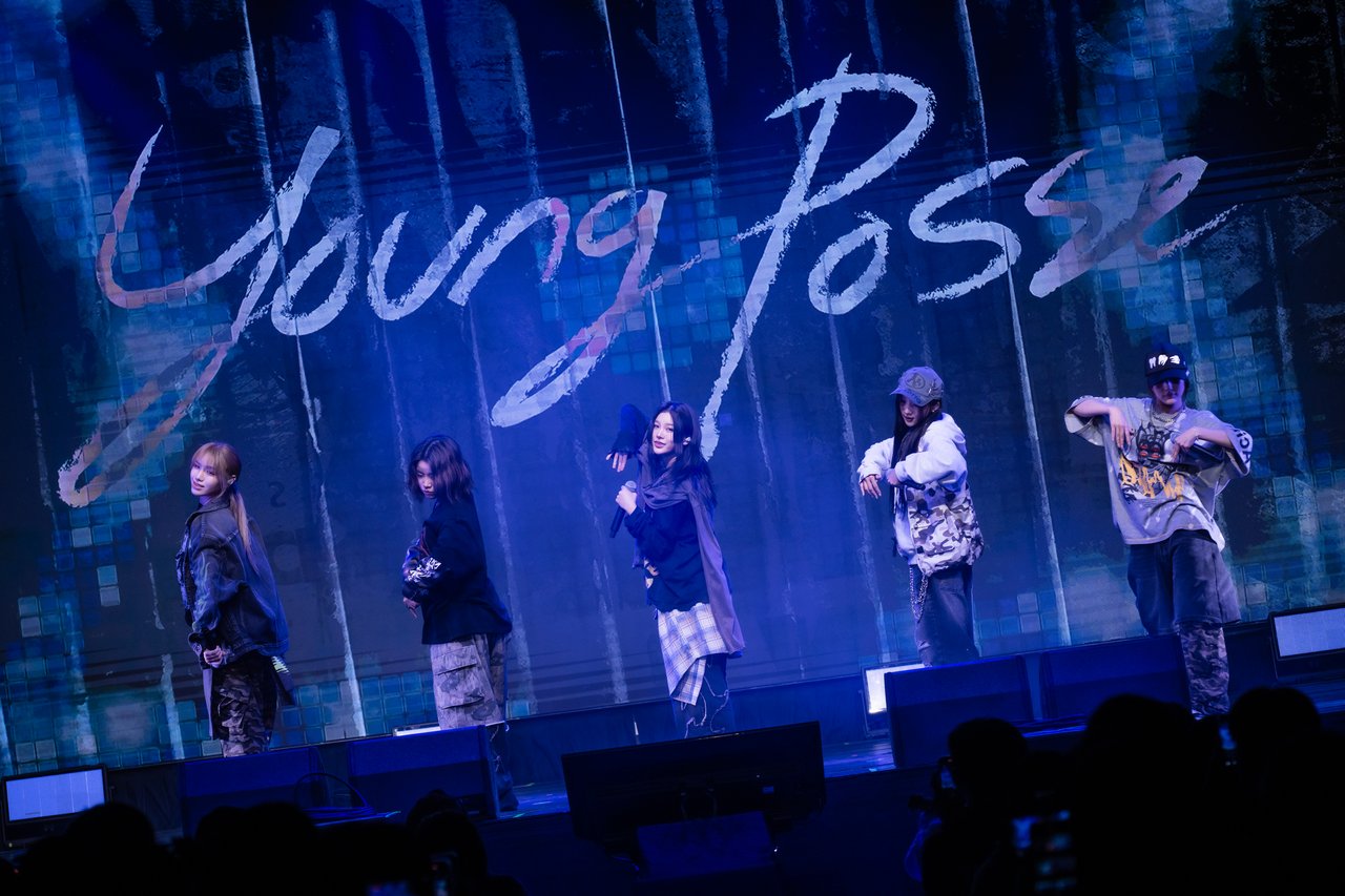 YOUNGPOSSE